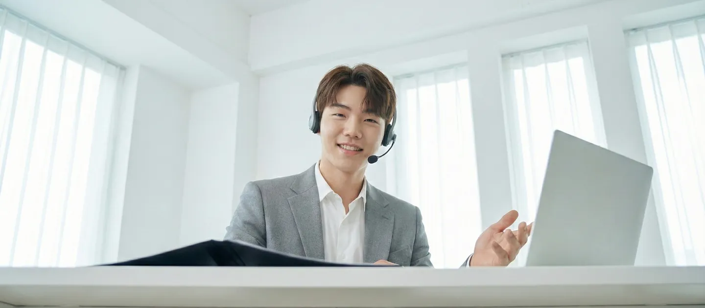 첫 줄 쓰기 상담을 진행하는 장면을 담은 참고 사진